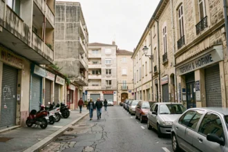 Rue de quartier à Nîmes entre centre-ville et périphérie avec immeubles anciens et commerces locaux