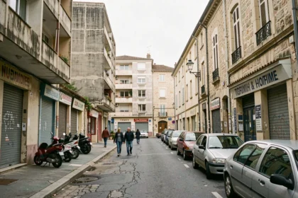 Rue de quartier à Nîmes entre centre-ville et périphérie avec immeubles anciens et commerces locaux